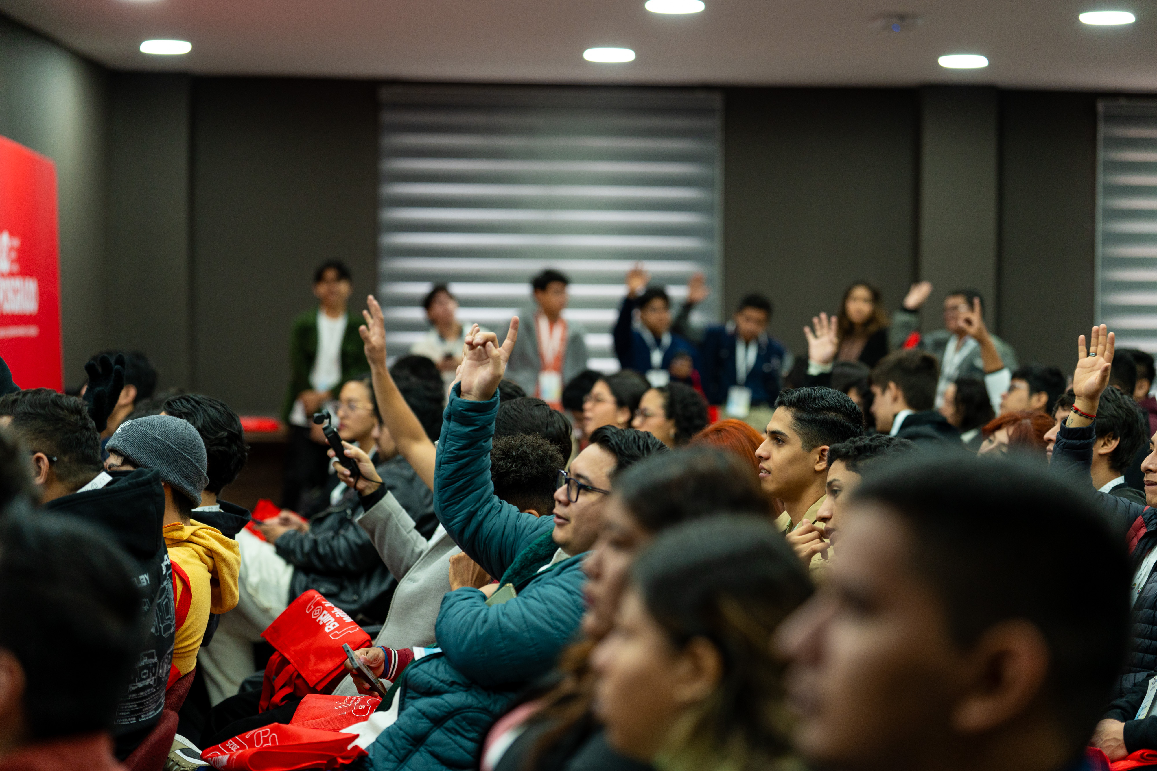 Asistentes siguiendo un taller práctico en DevFest Quito