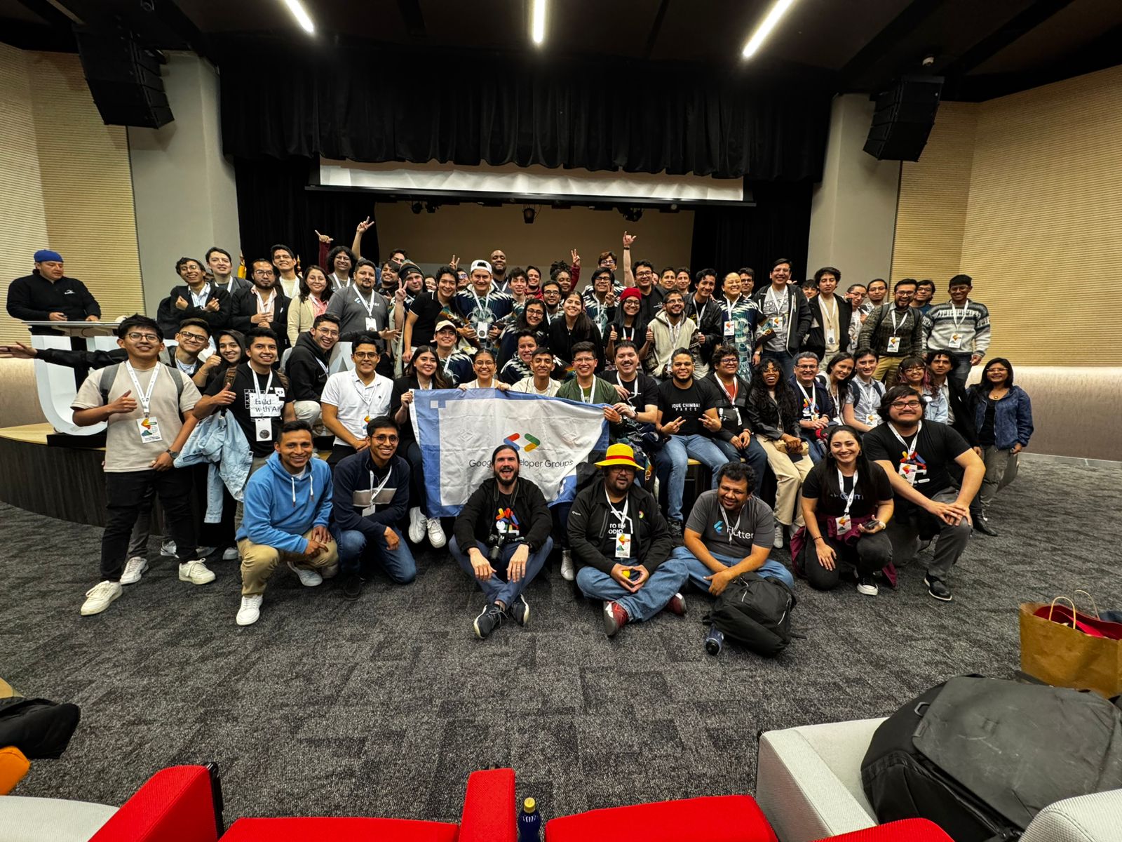Asistentes conversando en los pasillos entre sesiones de DevFest Quito